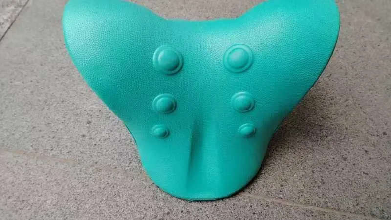 Appareil de traction cervicale en forme de C avec oreiller chiropratique et masseur pour la détente du cou et de la colonne vertébrale 10
