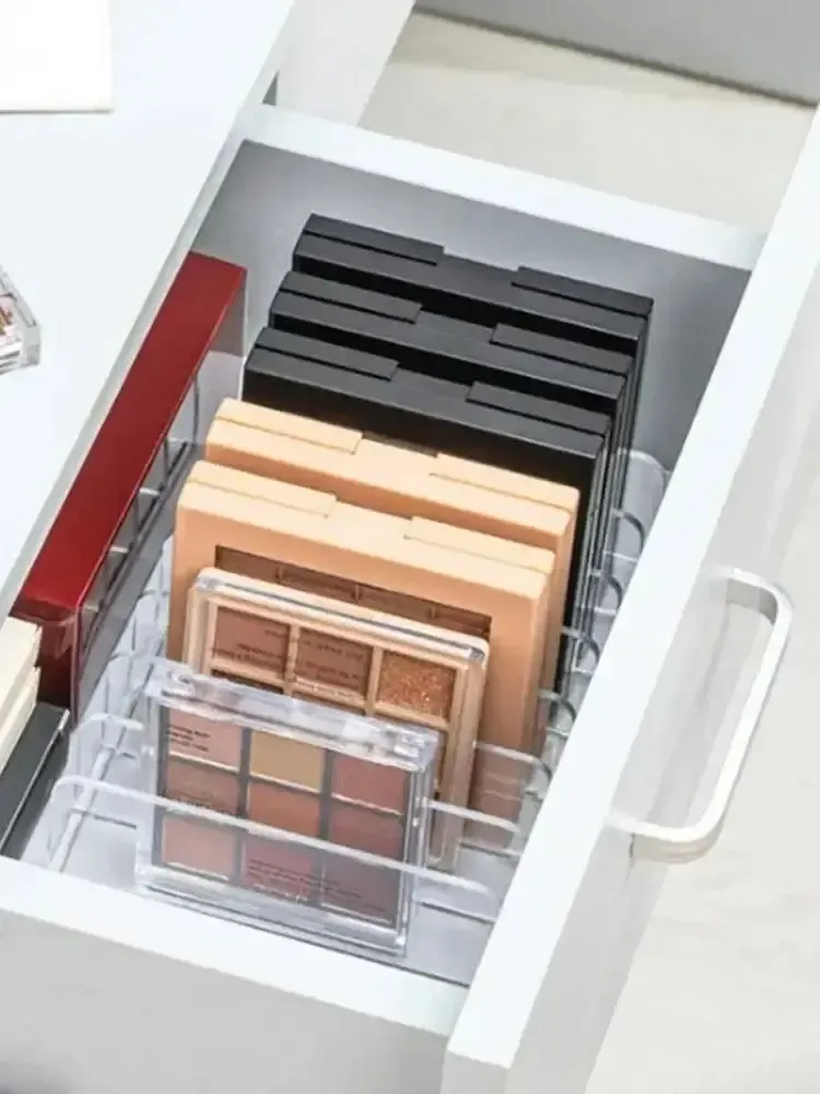 Organisateur de maquillage en plastique transparent en situation