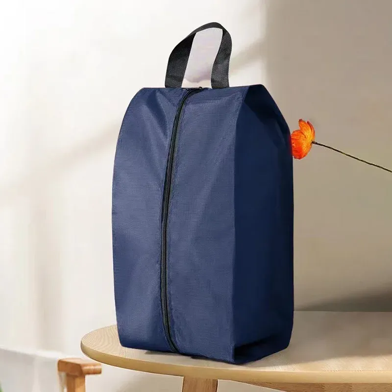 Pochette à chaussures dans une valise