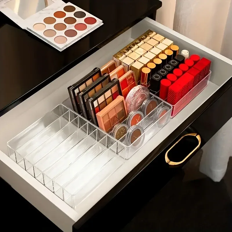 Organisateur de maquillage transparent dans une salle de bain élégante