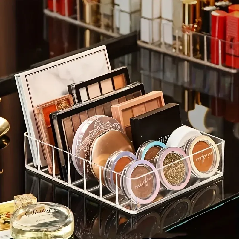 Organisateur de maquillage transparent sur un plan de toilette