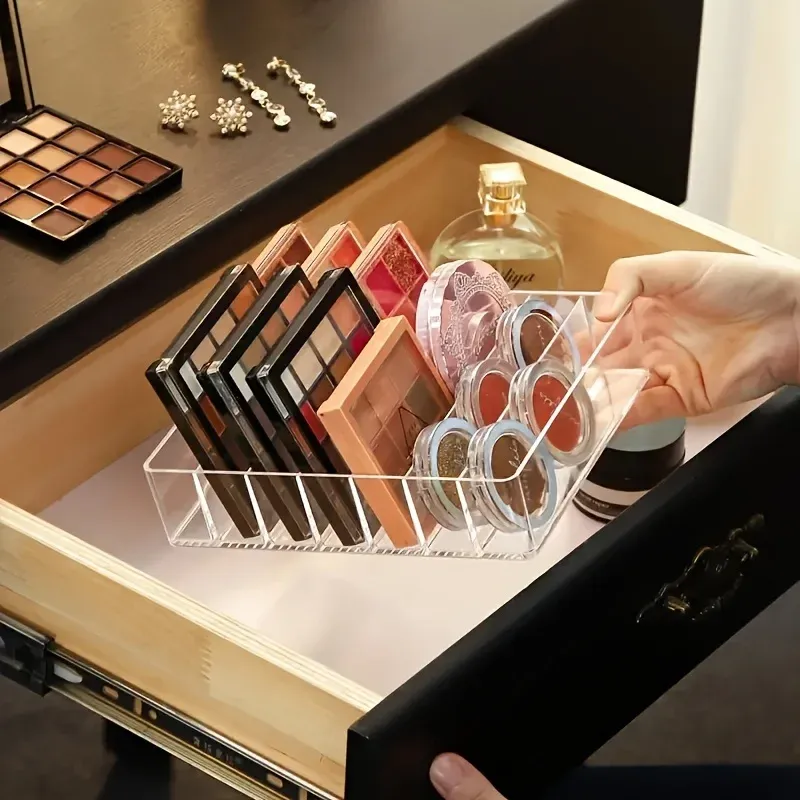 Vue détaillée de l'organisateur de maquillage transparent
