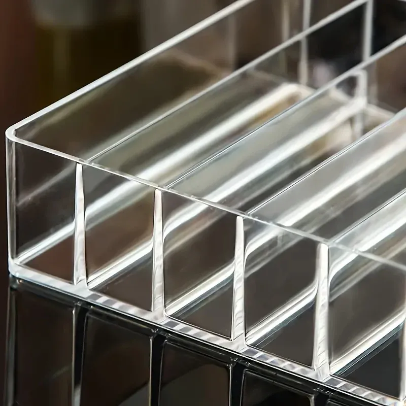 Organisateur de maquillage transparent dans un intérieur lumineux