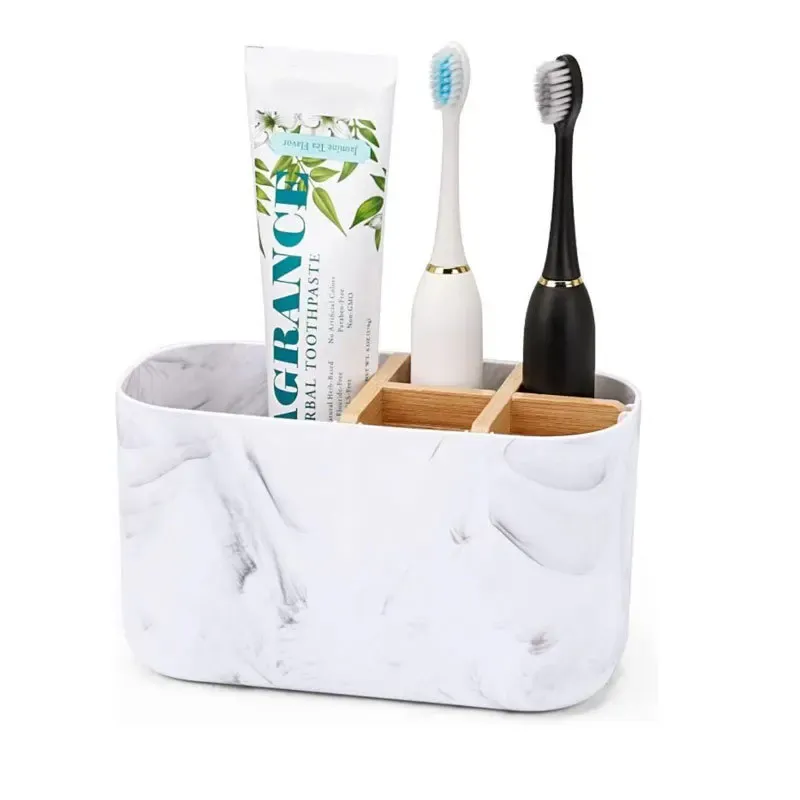 Porte-brosse à dents en bambou sur un comptoir de salle de bain