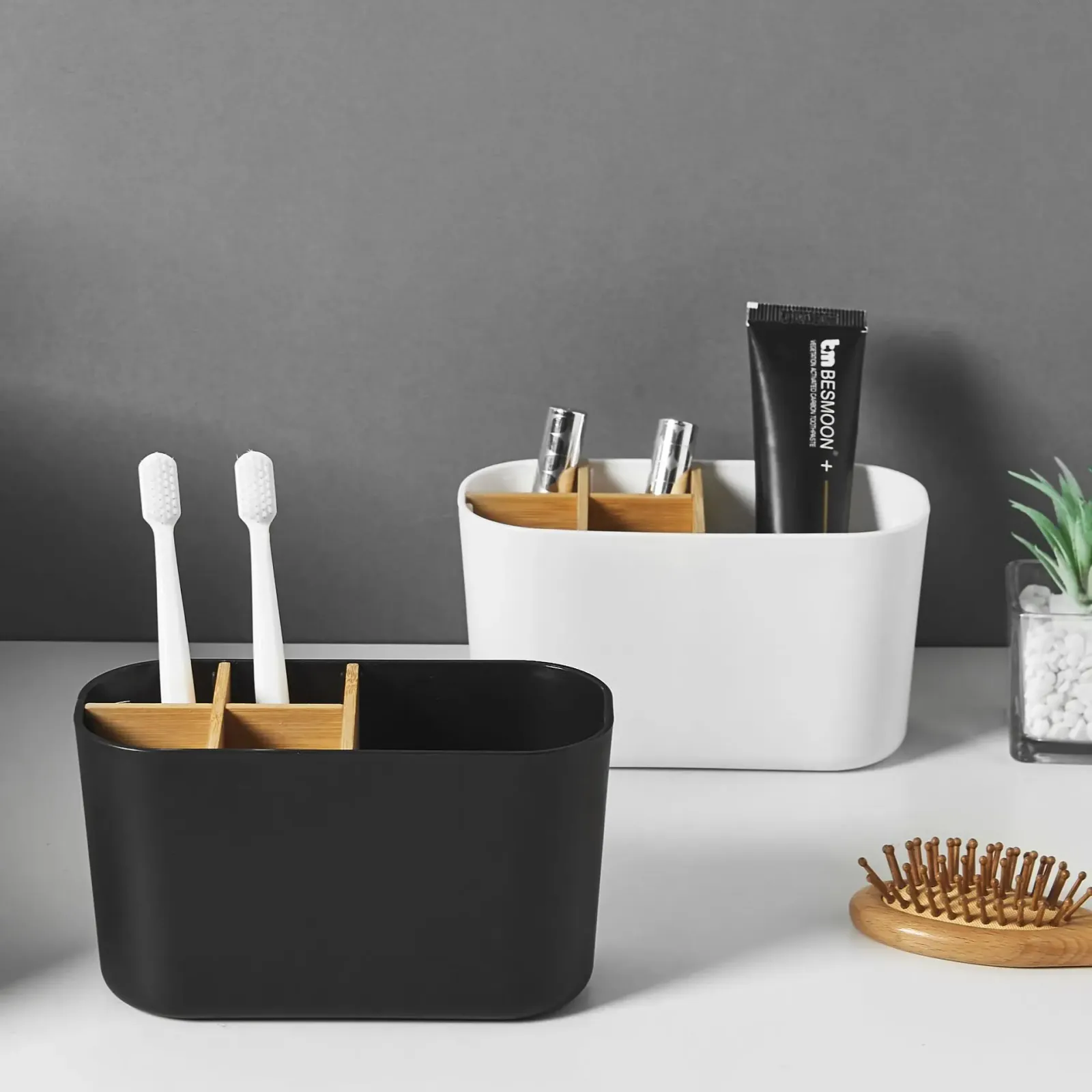 Porte-brosse à dents avec brosses à dents électriques en place