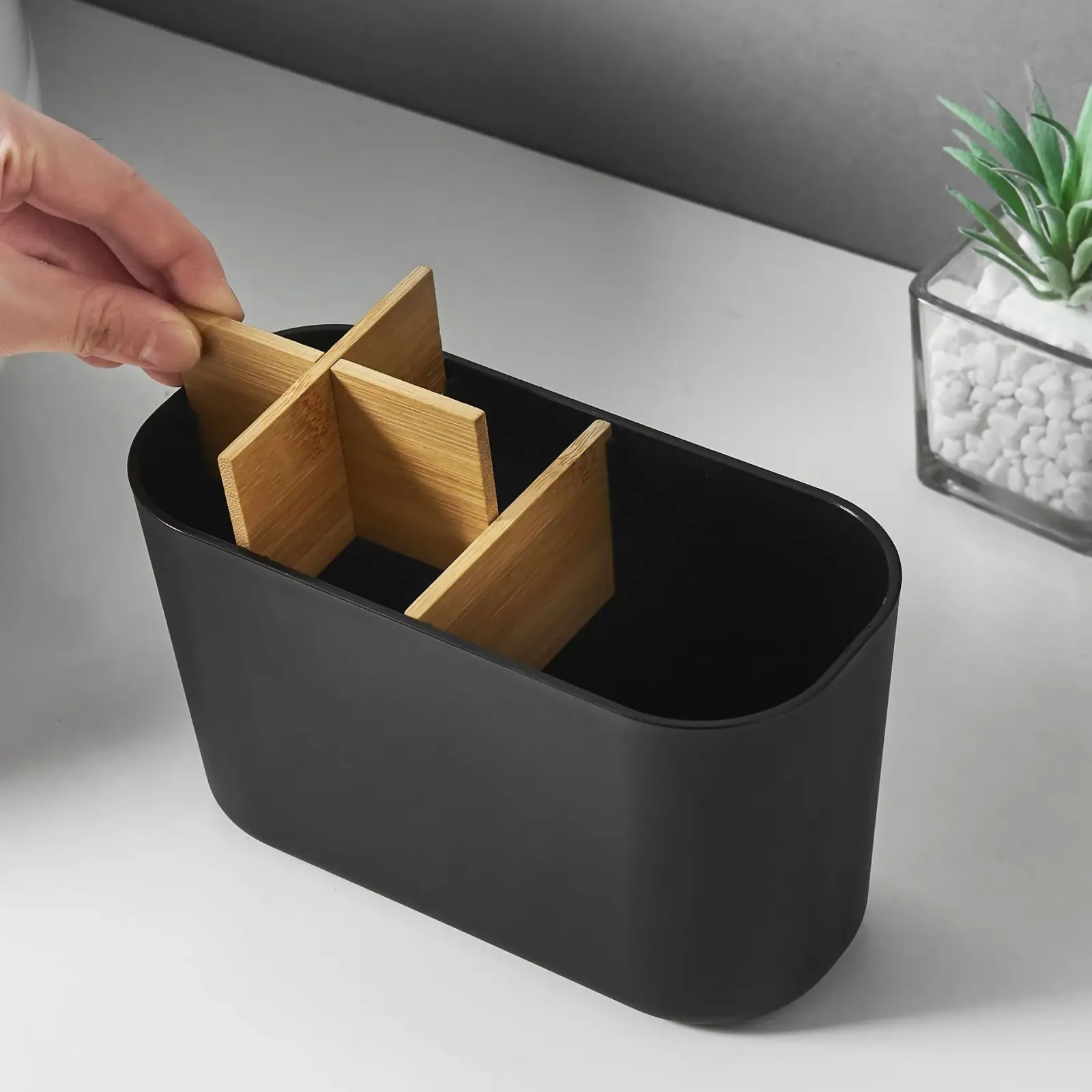Porte-brosse à dents et dentifrice dans un décor de salle de bain
