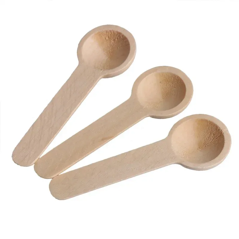 Mini-cuillères en bois dans la cuisine