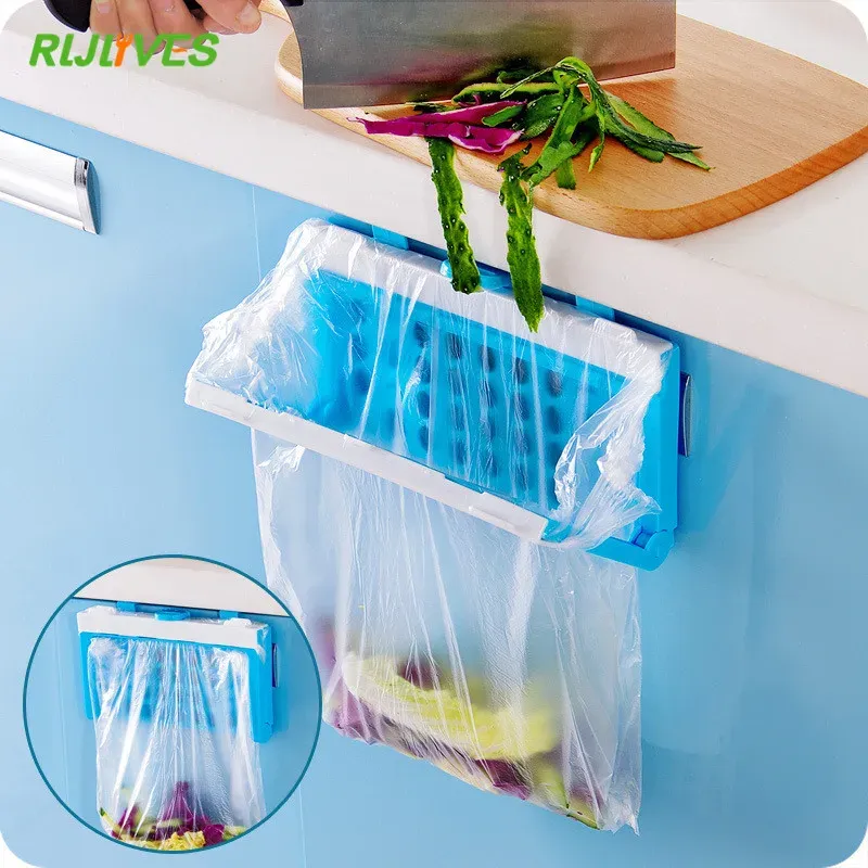 Support à déchets pliable installé dans la cuisine