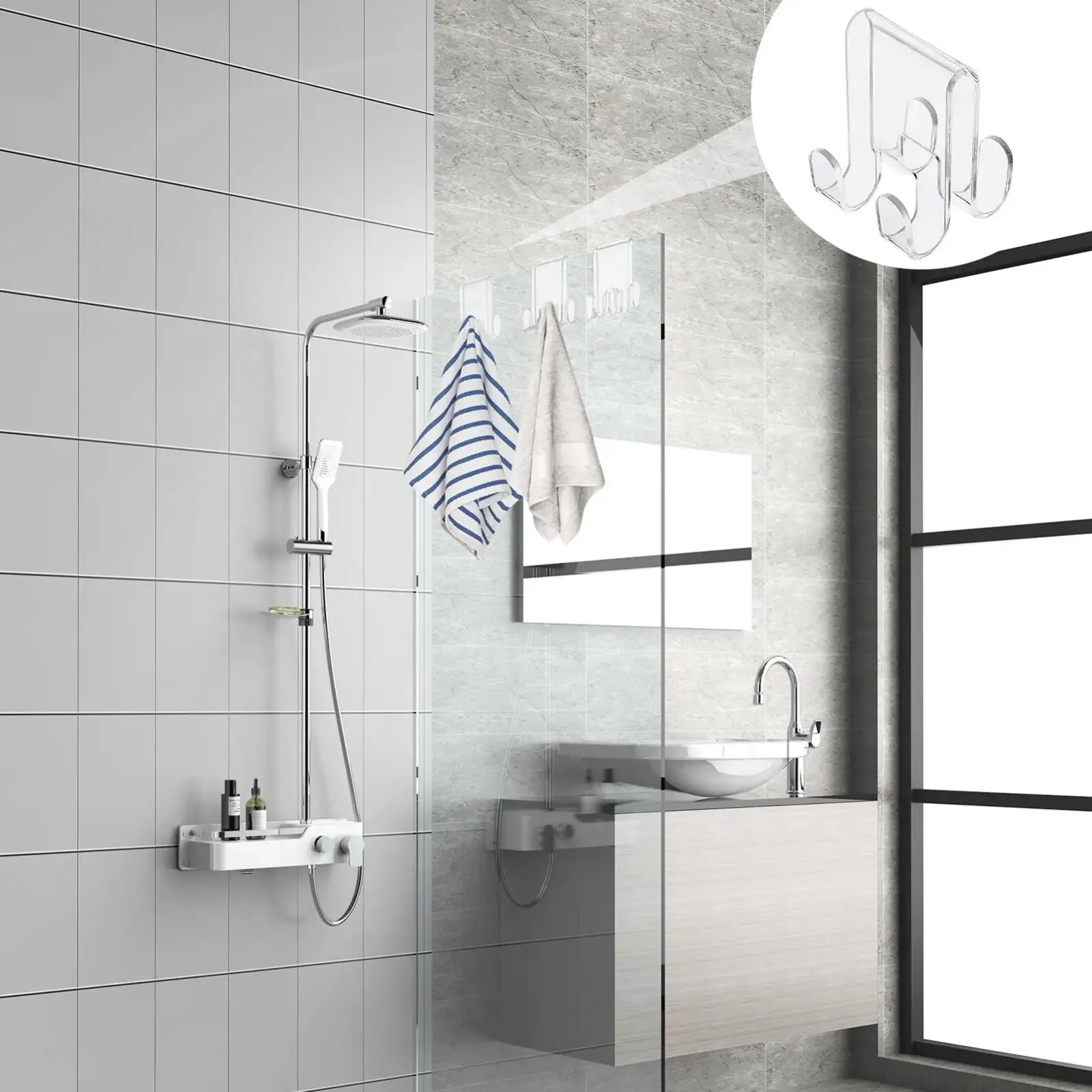 Serviettes suspendues au crochet de porte de douche