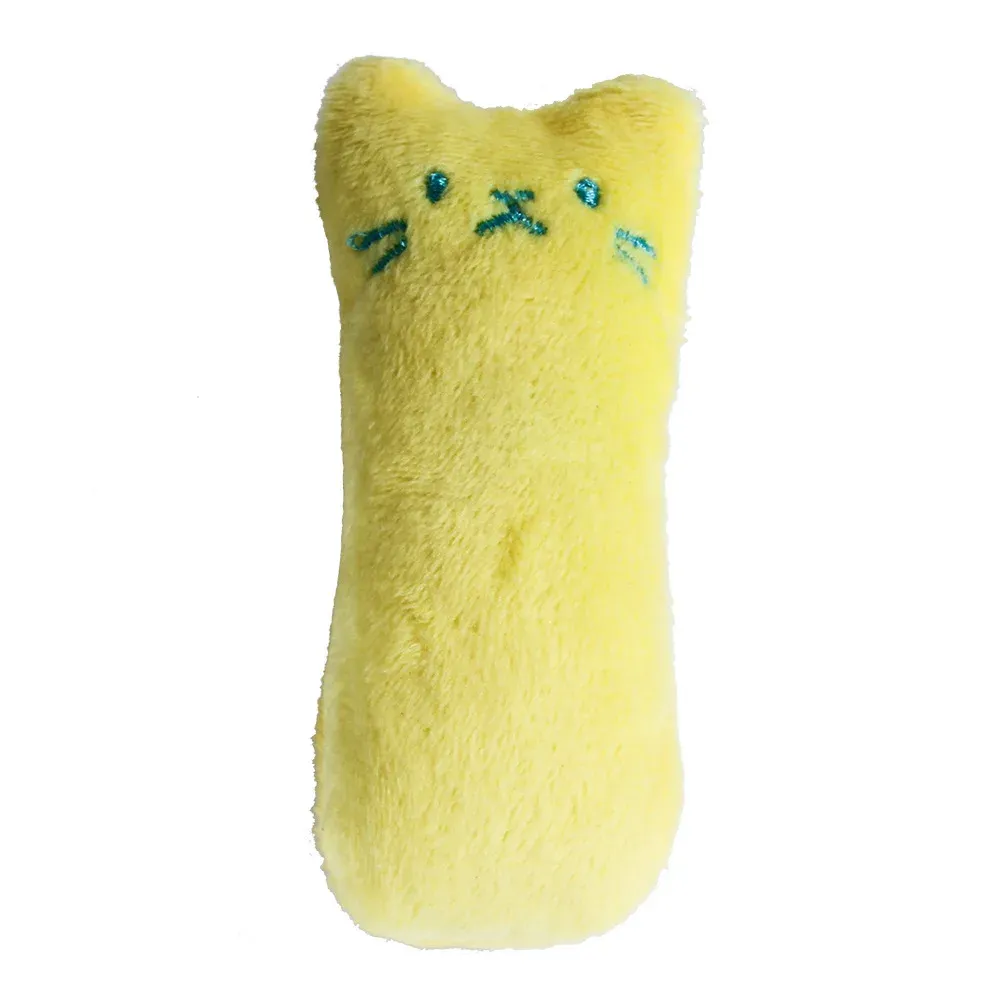 Chat explorant son jouet