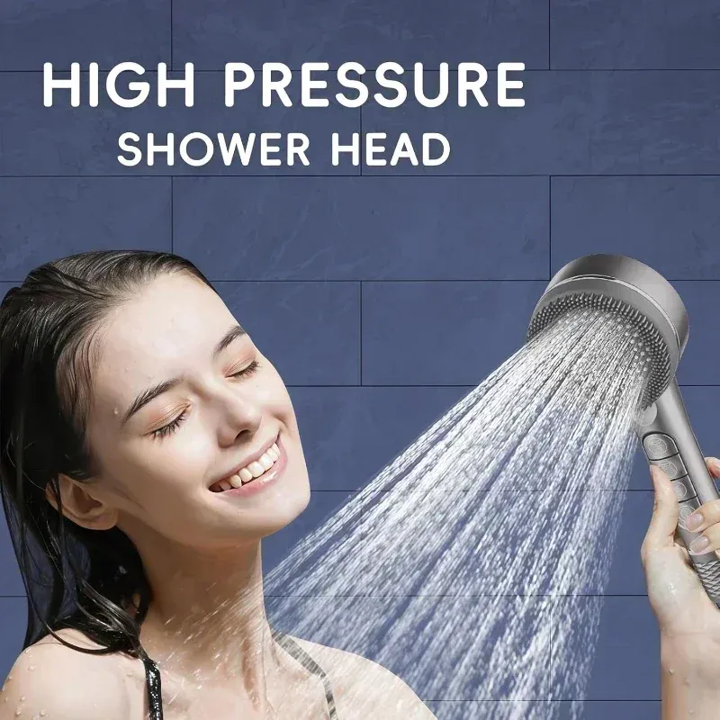 Pommeau de douche dans la salle de bain