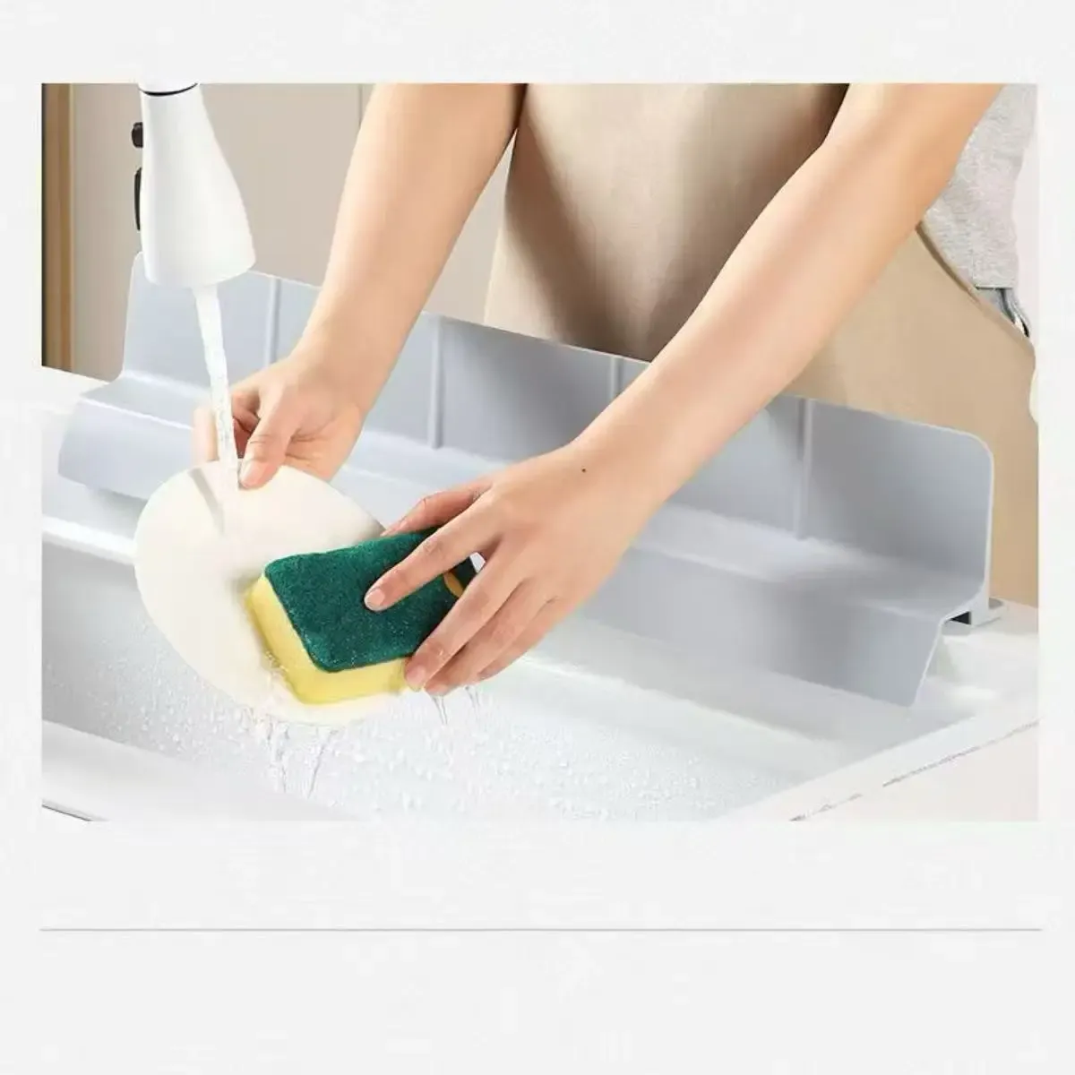 Protection anti-éclaboussures en silicone pour évier de cuisine avec ventouse antidérapante - Image 1