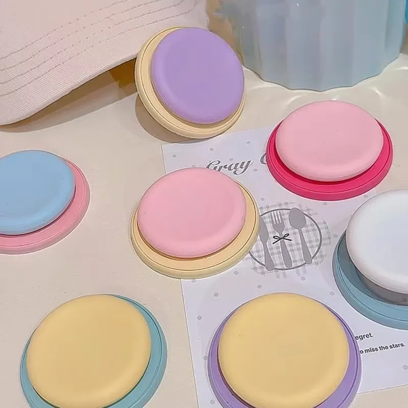 Support magnétique rond en silicone macaron, en situation d'utilisation