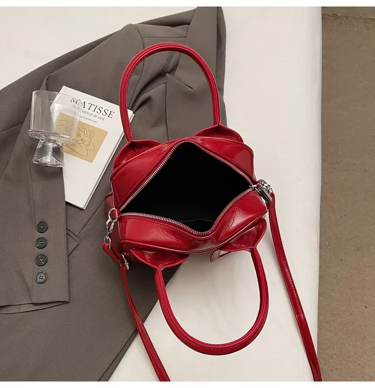 Sac, accessoire signature de la collection
