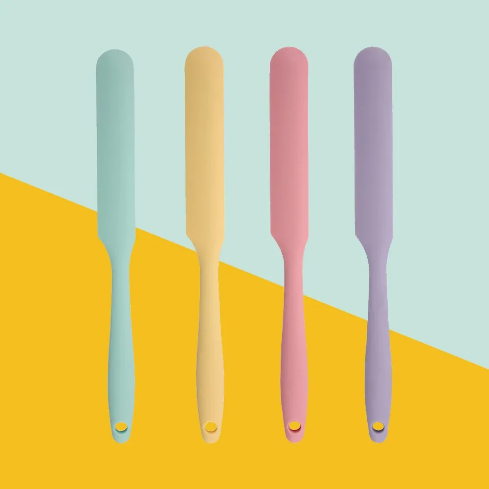 Spatule à gâteau longue en silicone en situation