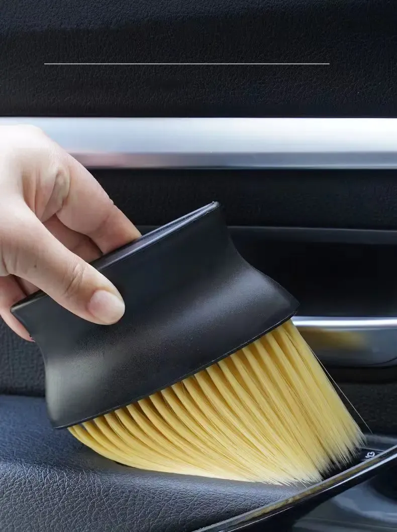 Entretien de la console centrale avec la brosse