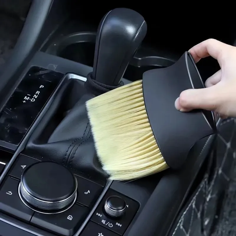 Nettoyage des grilles d'aération avec la brosse