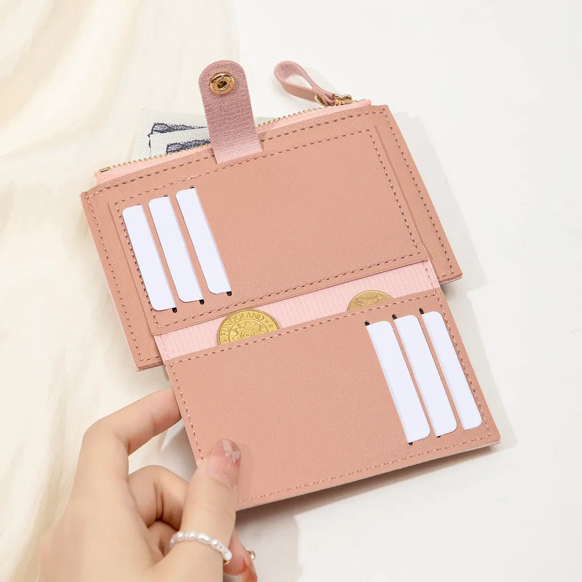 Porte-cartes femme vu de face