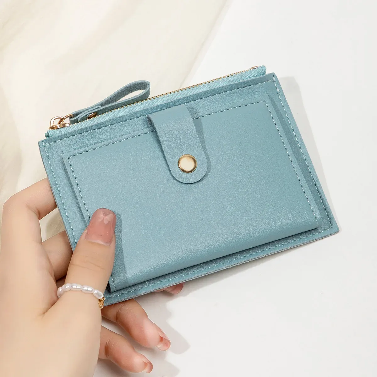 Porte-cartes femme en situation