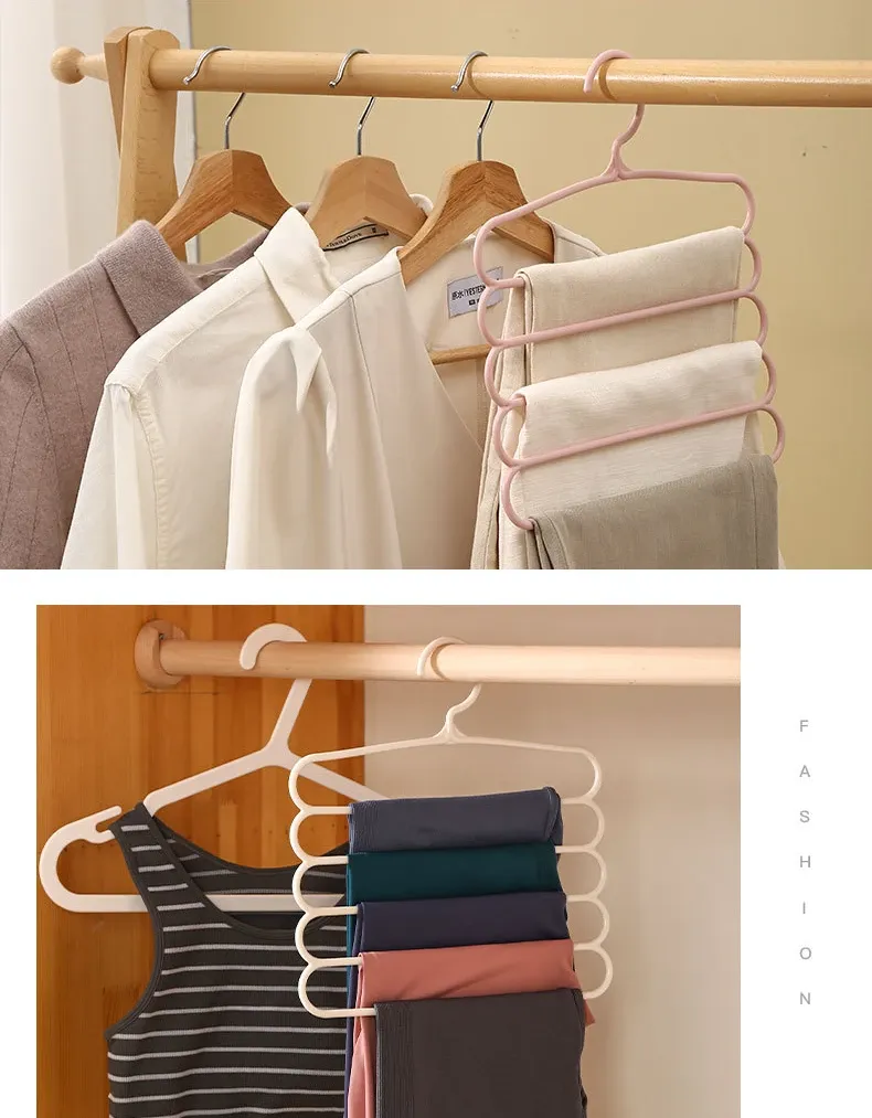 Cintre organisateur installé dans un espace de rangement moderne