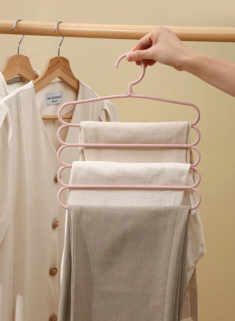 Cintre multicouche utilisé pour ranger des vêtements variés