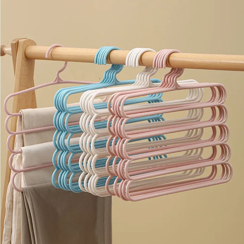Cintre organisateur pour un rangement harmonieux