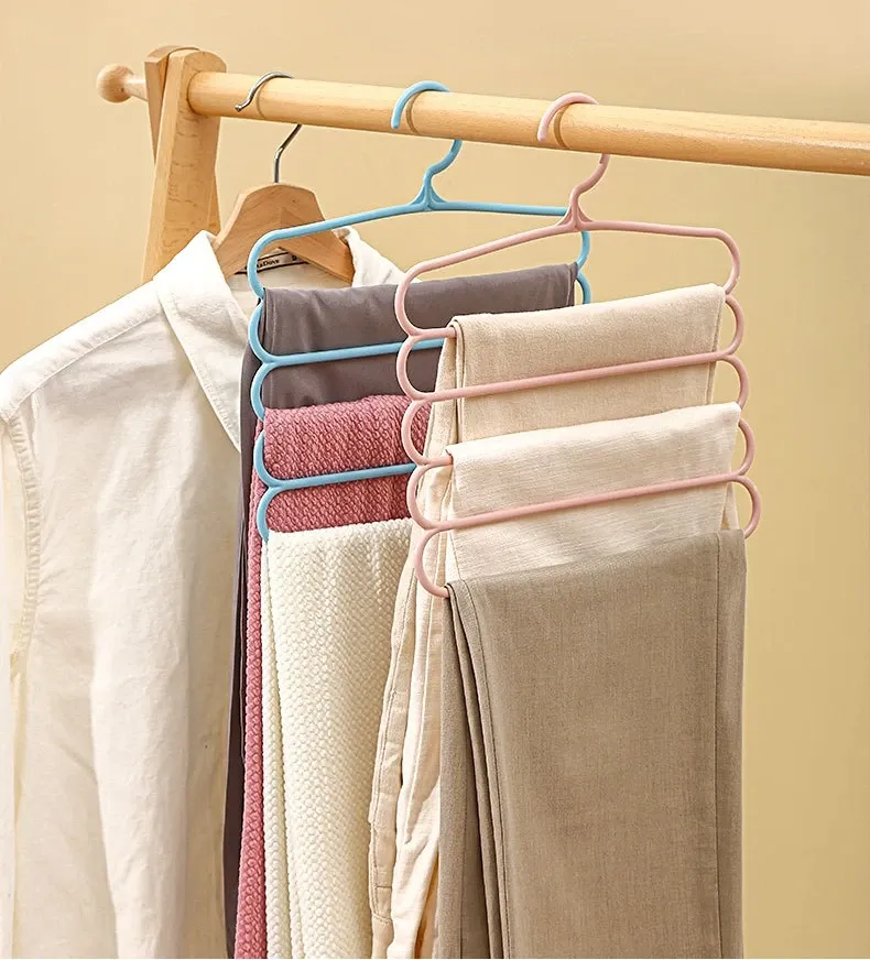 Organisation détaillée des vêtements sur le cintre multicouche