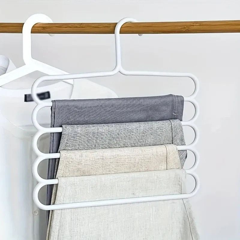Détail de l'organisateur de pantalons avec vêtements suspendus