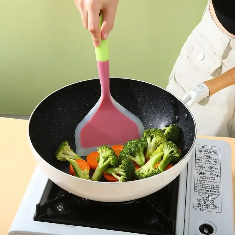 Spatule à œufs en silicone en action