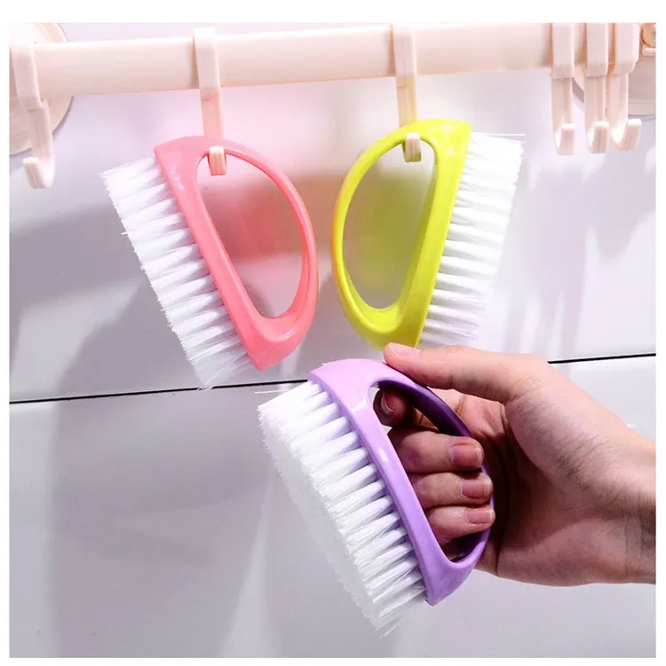 Brosse ovale colorée posée sur un support