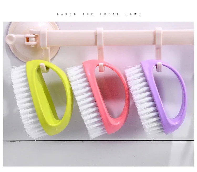 Brosse de nettoyage colorée en situation d'utilisation