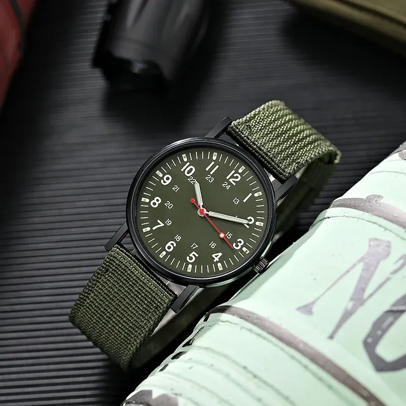 Détail du cadran de la montre homme