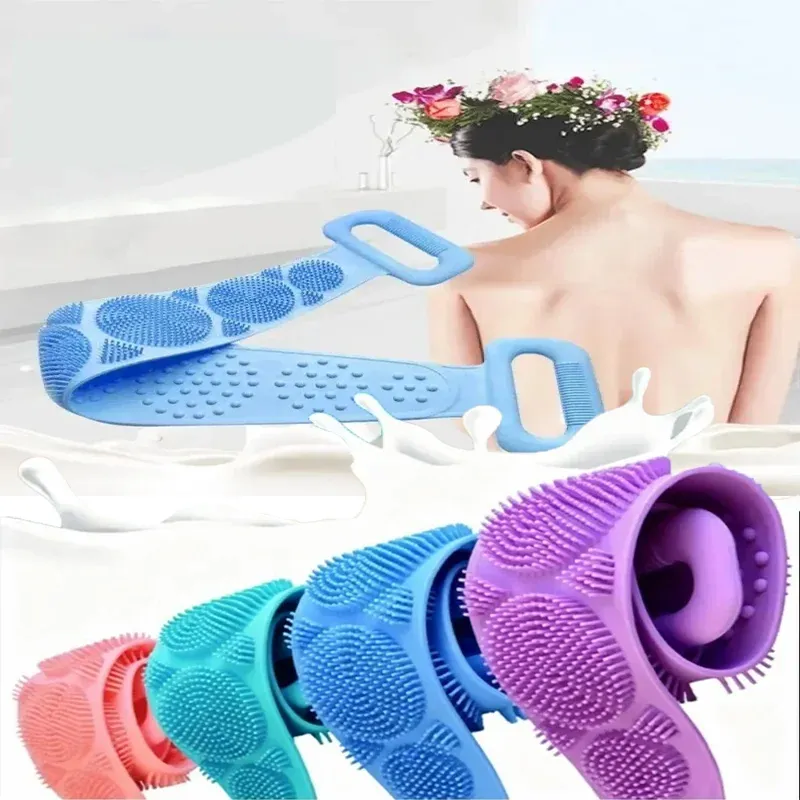 Gant exfoliant en silicone dans une salle de bain