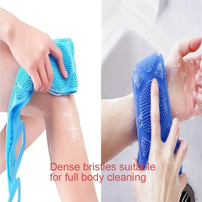 Gant exfoliant en silicone en utilisation sous la douche