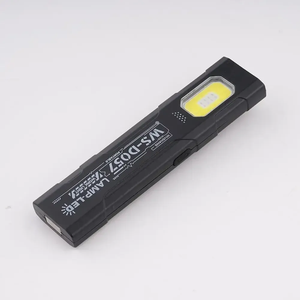 Lampe de poche utilisée en extérieur