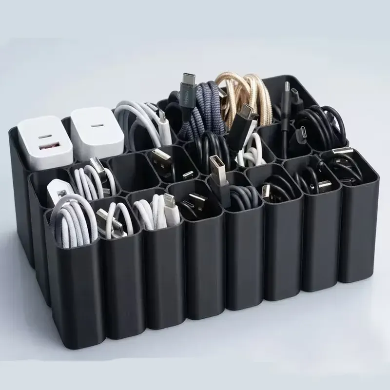 Boîte de rangement pour câbles USB sur un bureau moderne
