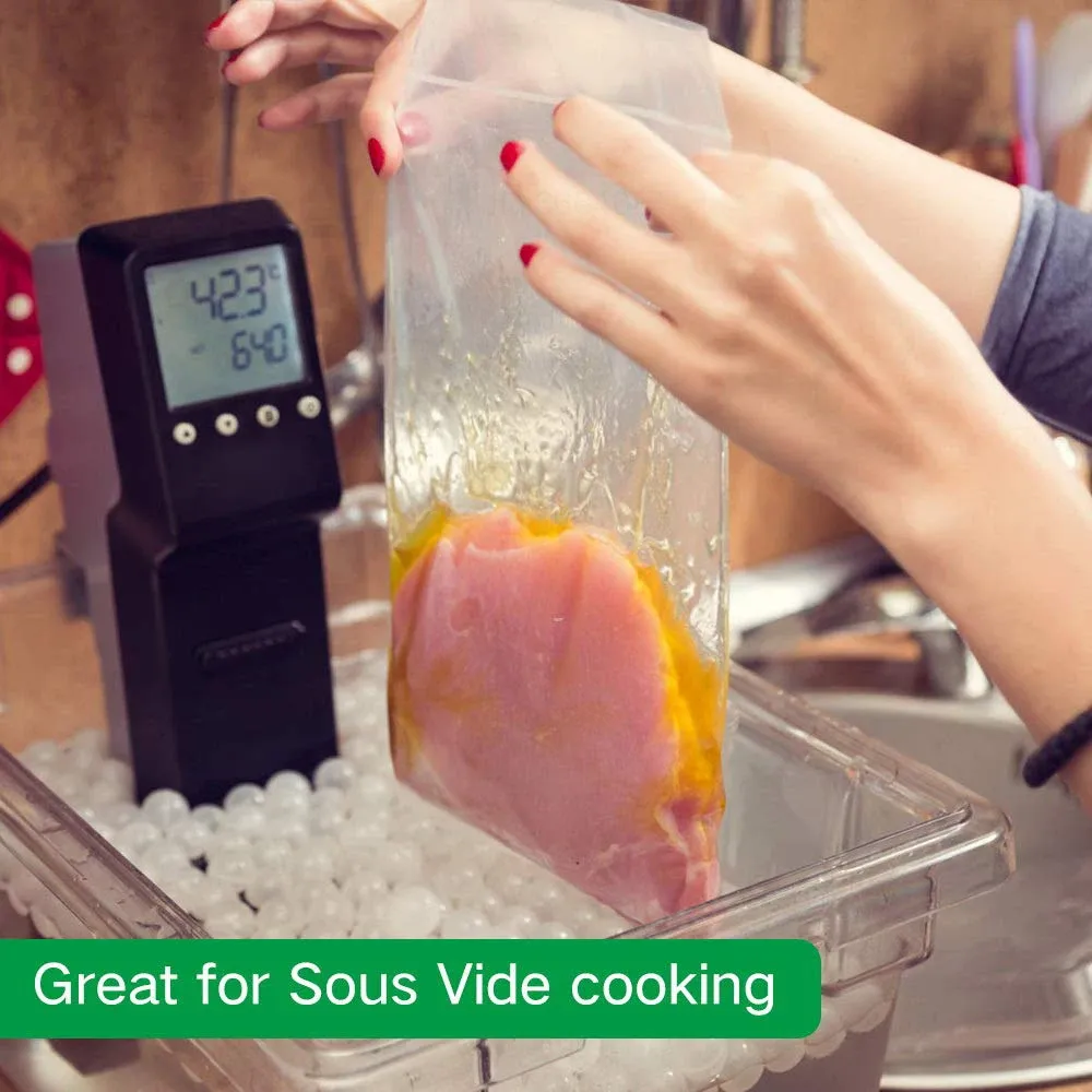 Sacs sous vide remplis d'aliments frais, prêts à être conservés