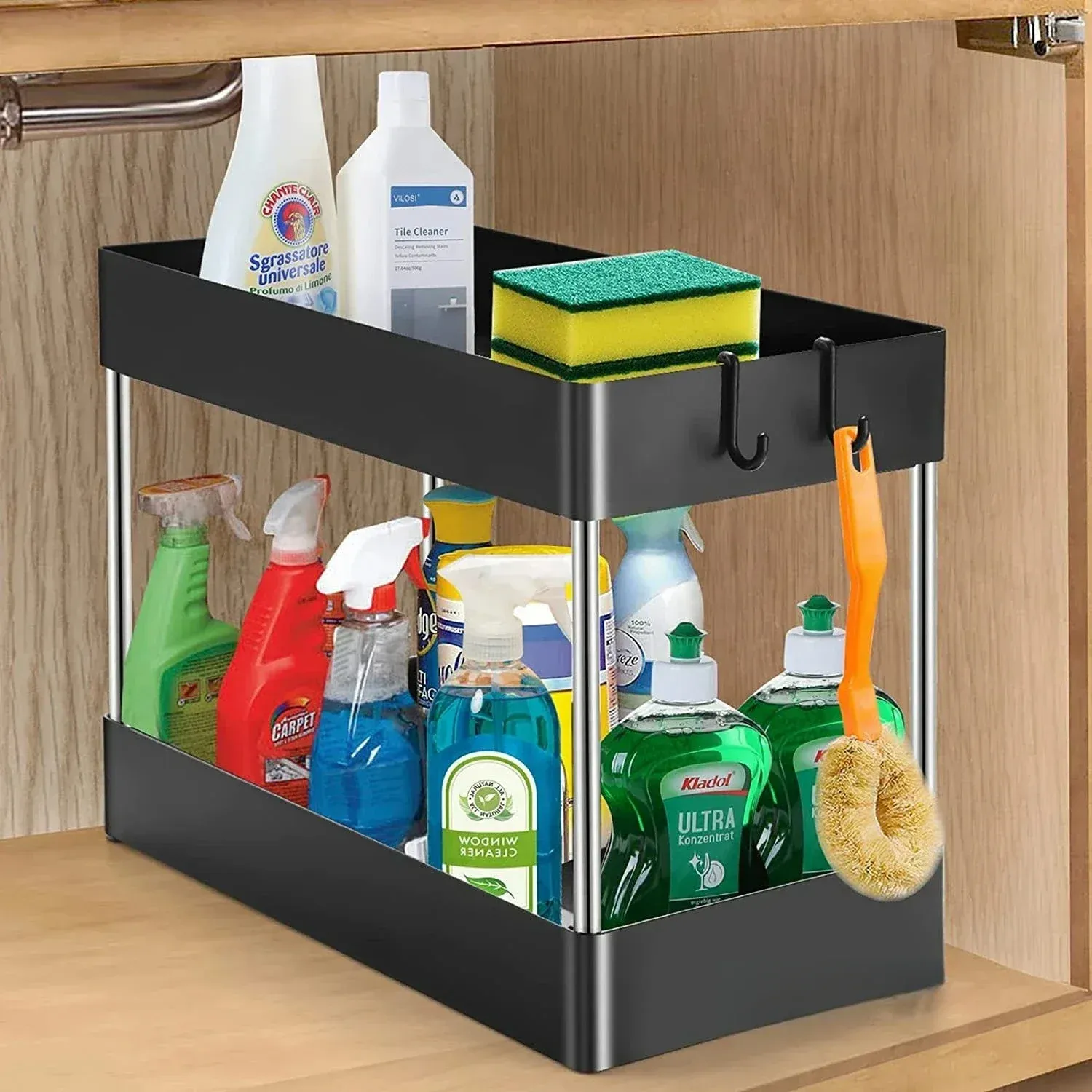 Organisateur sous évier avec produits rangés