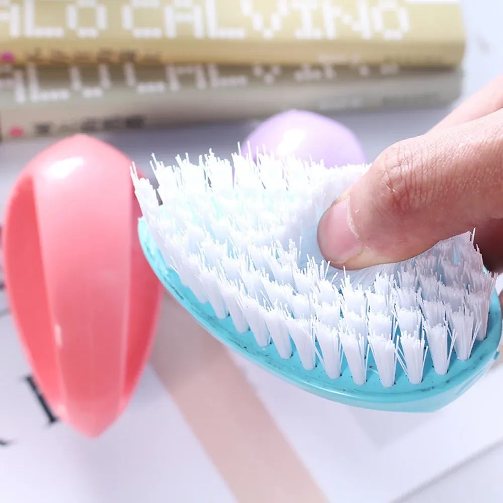 Brosse de nettoyage en utilisation sur un vêtement
