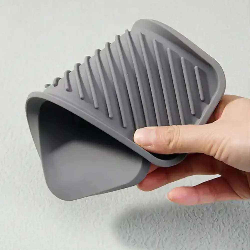 Le titre est déjà en français. Une version plus propre et professionnelle serait :

Porte-éponge en silicone, tapis de séchage polyvalent antidérapant, résistant à la chaleur, tapis d'égouttage pour cuisine et salle de bain 5