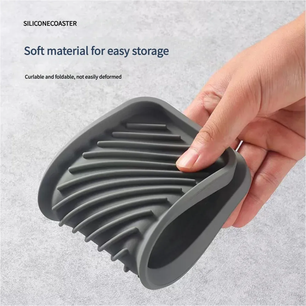 Porte-éponge en silicone dans une salle de bain