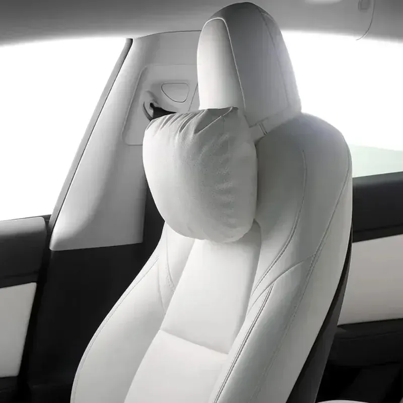 Coussin de nuque en daim pour Tesla, vue rapprochée