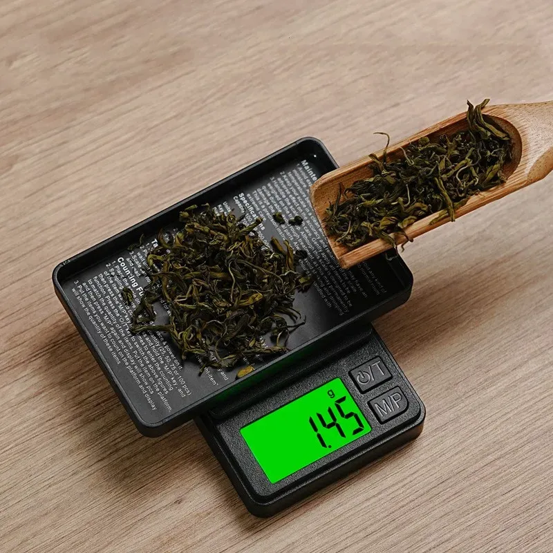 Gros plan sur la balance numérique de poche