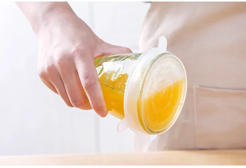 Couvercles en silicone sur des contenants de cuisine
