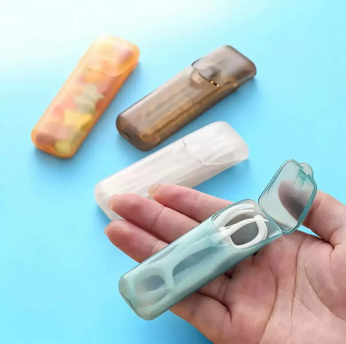 Lot de 4 mini boîtes de rangement portables pour voyage : organiseurs pour cure-dents, fil dentaire, pilules et bijoux 4