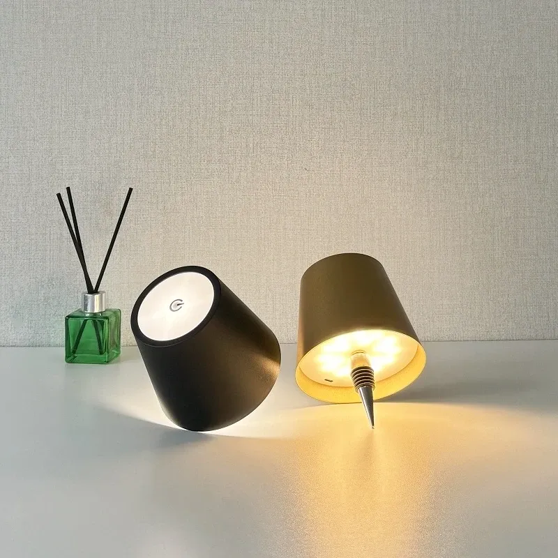 Détail de la lampe AITHEA dans un cadre de réception
