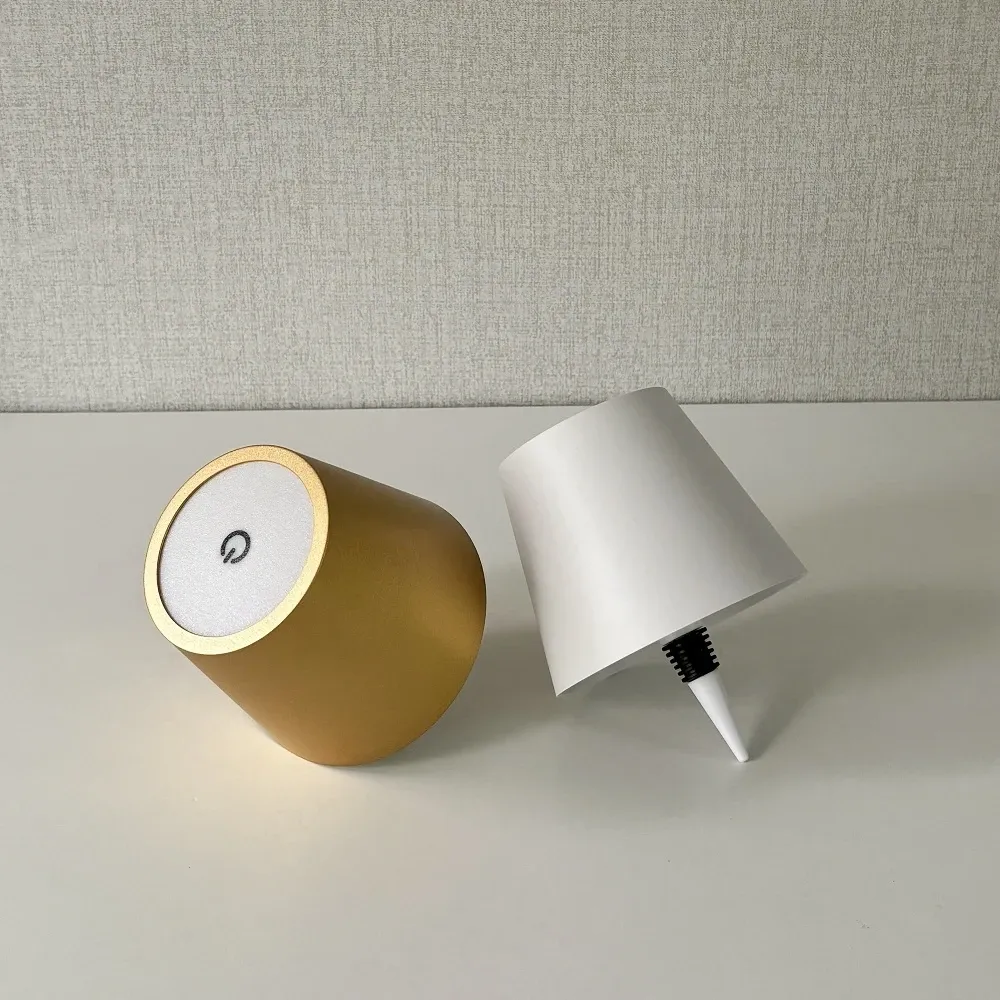 Lampe AITHEA illuminant un espace de détente