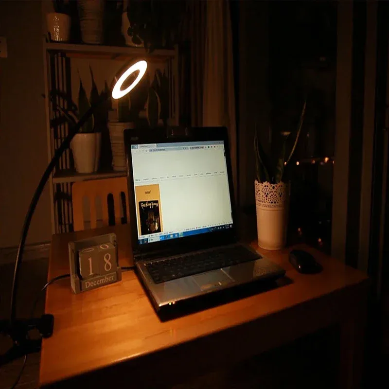 Lampe de lecture à pince en situation sur un bureau
