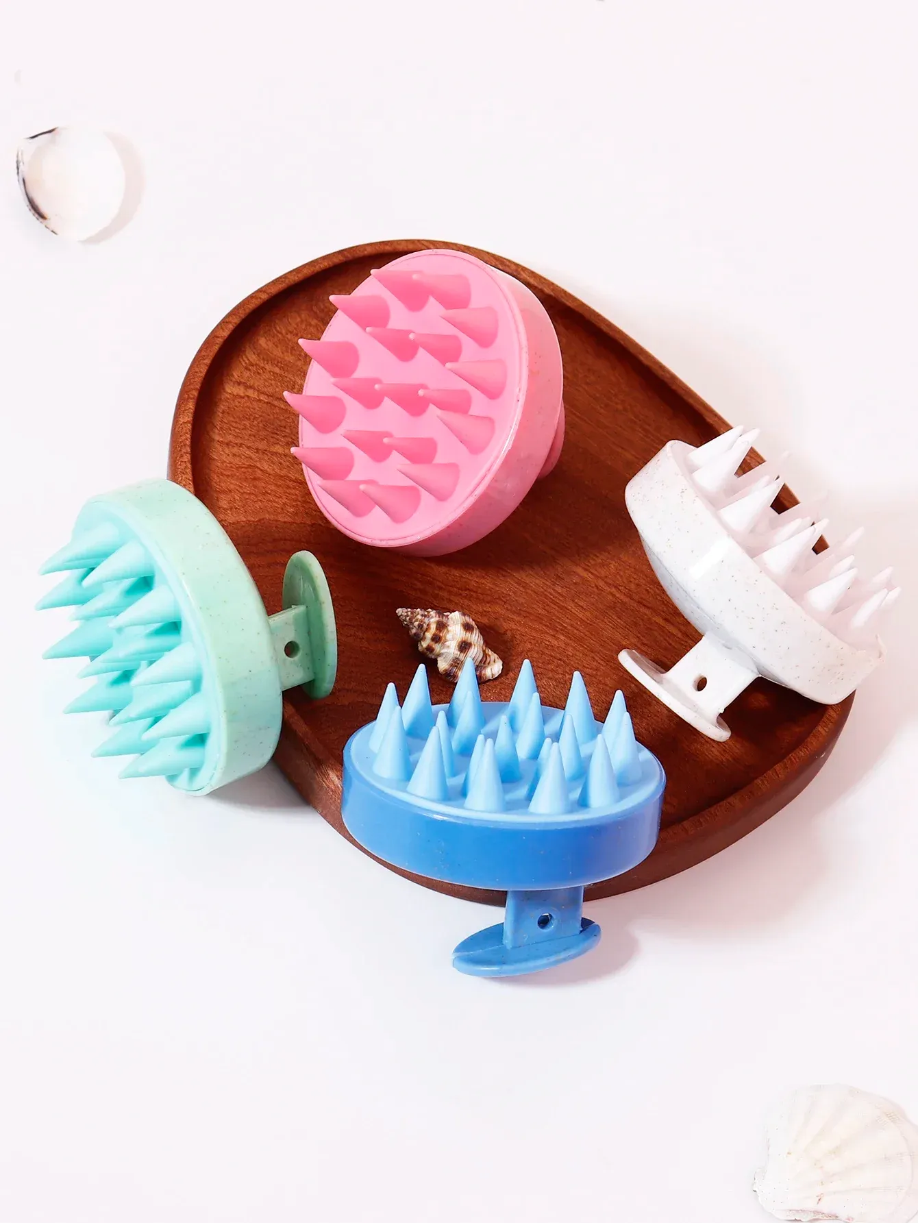 Brosse de massage du cuir chevelu en silicone souple, en situation