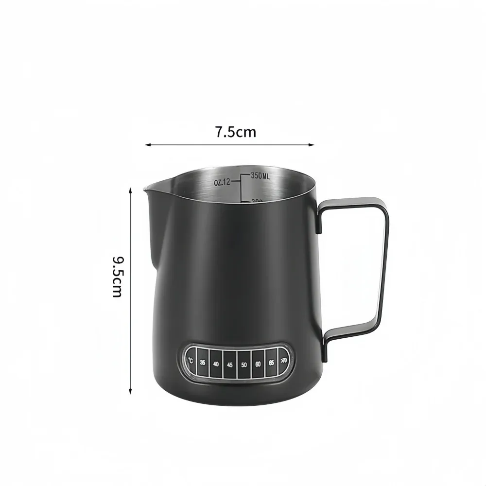Pichet à mousse dans une ambiance café